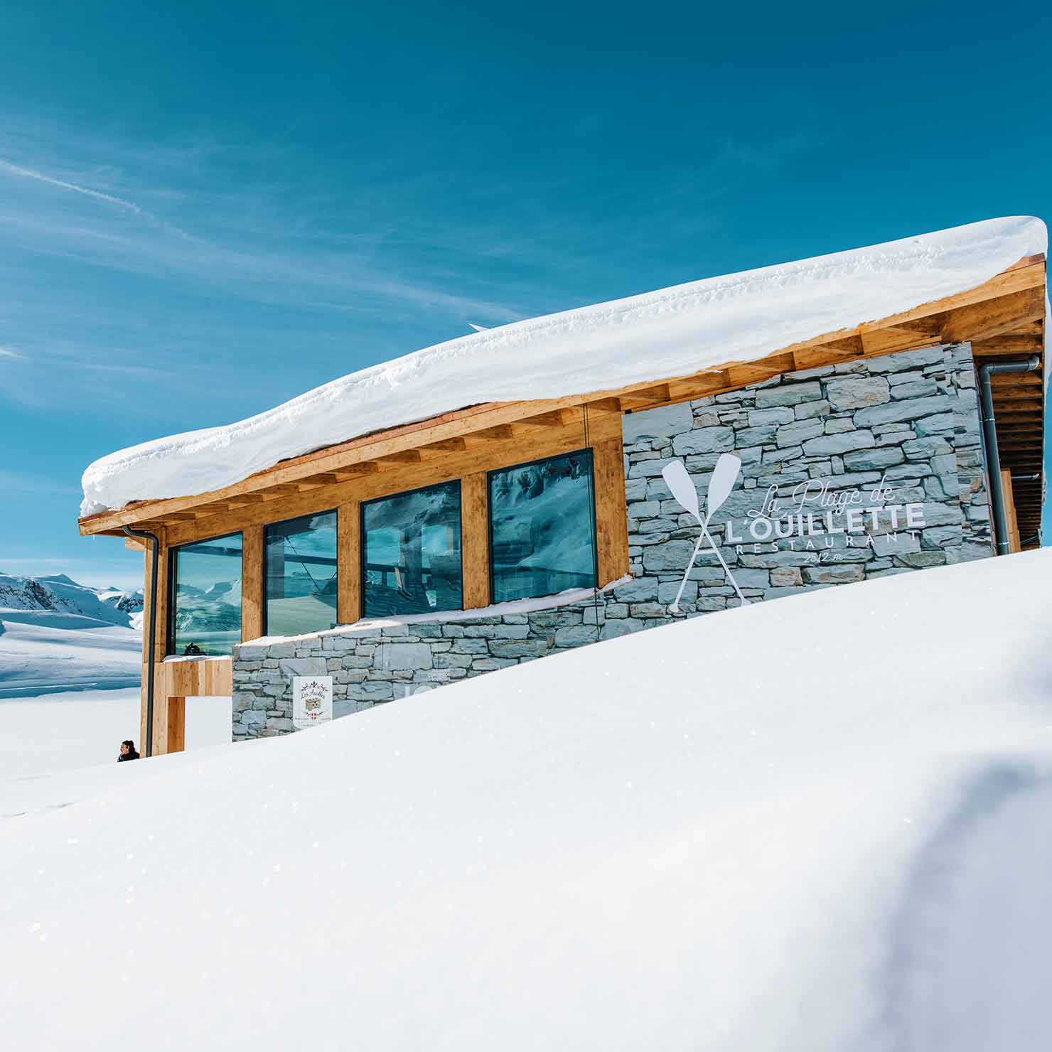 Façade arrière dnas la neige restaurant Ouillette Valdisere